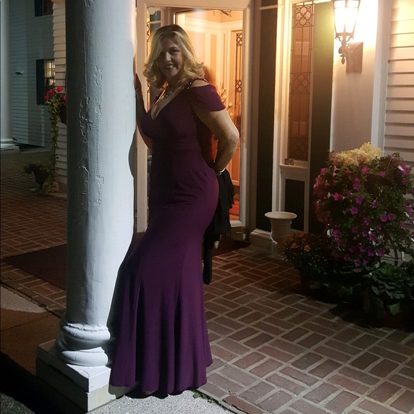 Formal gown with peekaboo sleeves. - Picture 8 of 8